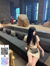 日が差し込むロビーの光と影が溶け込むような、美しすぎる均整