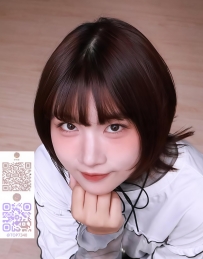 台日混血、中文超好！第一次看到她那一刻我真的愣住，臉小眼大、身材高挑纖細、黑長直