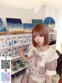 実はギャラリー運営をする才女で、アートに関しては語り出すと止まらない情熱派。
