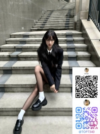 都内の外資系法律事務所でインターンとして書類を抱える凛菜