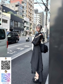 銀髪にモード系ブラックコーデ、アーティストのような美的センスと