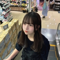 エスカレーターの上でふと見せた横顔の笑み