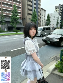 カフェ制服風の甘ロリドーリー、パステル調の姫感と上品な素肌が同居する不思議な魅力