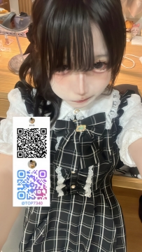 シンプルな制服で青春の雰囲気を感じさせ、明るい笑顔と大きな瞳で