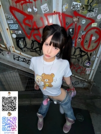 小さめの制服Tシャツから見えるくびれと、ジーンズのローライズから覗く腰回りがたま