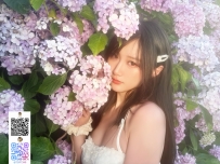 可憐な横顔に揺れる艶髪、紫陽花に包まれるような彼女の空気感は
