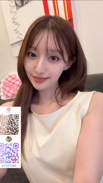 スラっとした美脚と整った輪郭が一際目を引く清楚系ビジュアル