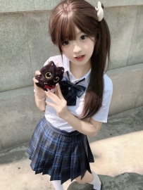 制服姿で現れると、まるで恋愛ドラマのヒロインみたいにドキッとする可愛さ