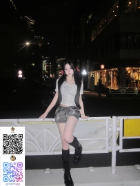 渋谷の裏通りに現れる、可愛い顔してタバコをくゆらせる小悪魔系ギャル