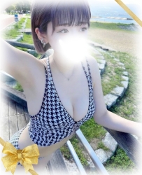 Eカップのバストは控えめながら