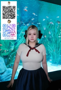 おっとりした水族館デートが似合う、ぽっちゃり系セーラー服の癒し系美少女