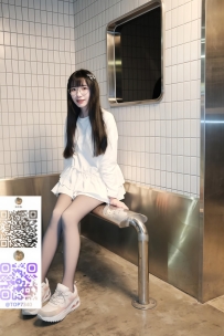 いつも清潔感たっぷりの白ワンピに、自然体なロングヘアと透明感のある笑顔