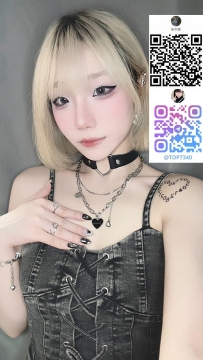 金髪、白い肌、そして繊細なタトゥーとピアスが彼女を群衆の中でも一際目立たせる