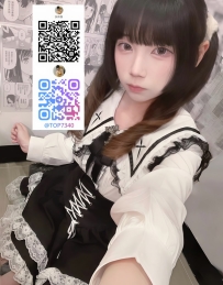 ふわふわメイド服の下には意外と綺麗にくびれたウエスト