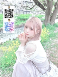 真っ白な肌と淡いピンクベージュのショートヘア