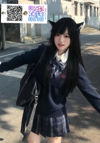 制服姿が似合いすぎて、まるで本物のJKみたいだけど