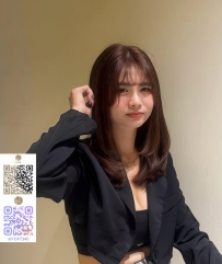 黒のジャケットの奥にはこっそり開いた谷間が…