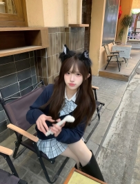放課後はコンカフェで猫耳制服姿の看板娘