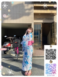 豊かな胸とセクシーなヒップで