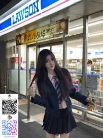 制服姿のままローソン前で缶ジュースを持ち歩くその姿